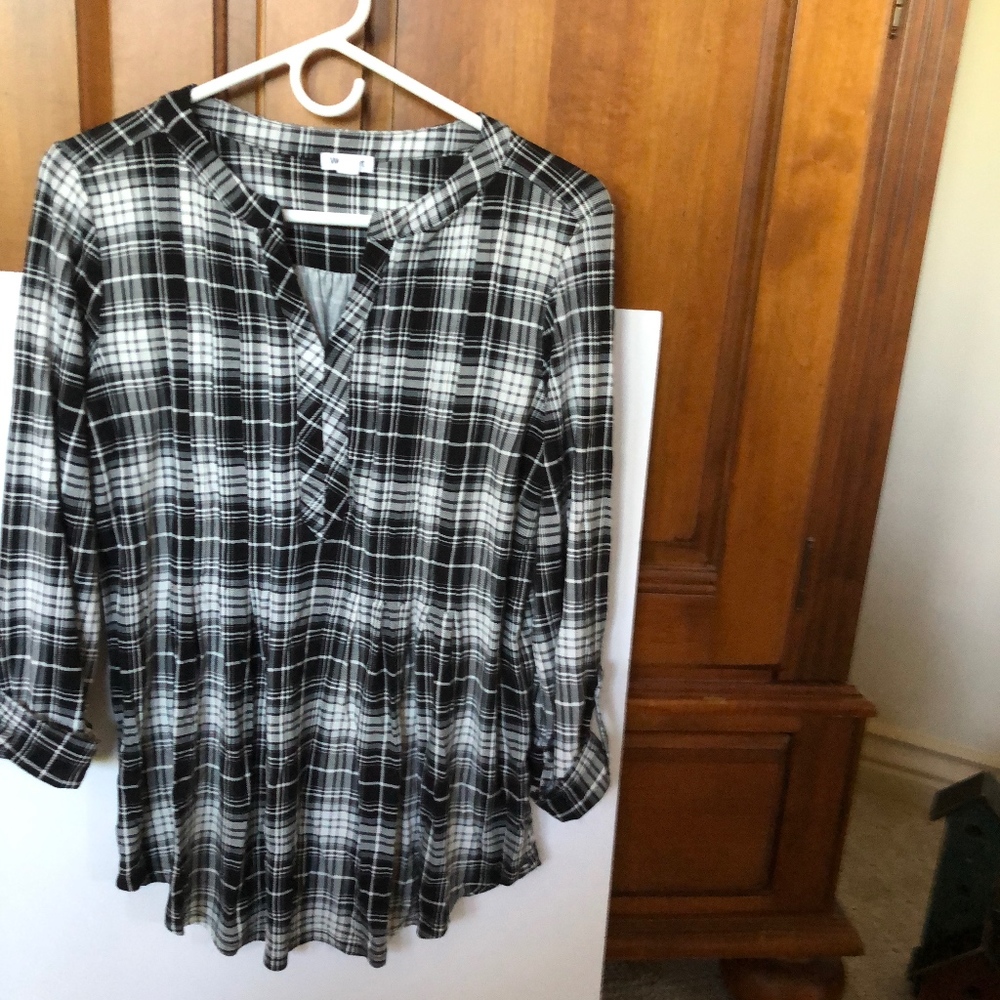 Black and white pullover top